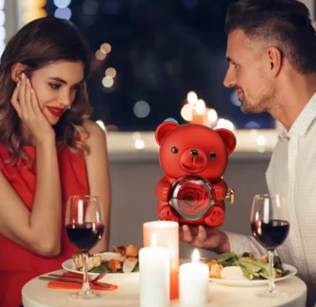 דוב ורדים במארז מתנה עם שרשרת חריטה — מתנה רומנטית לאישה